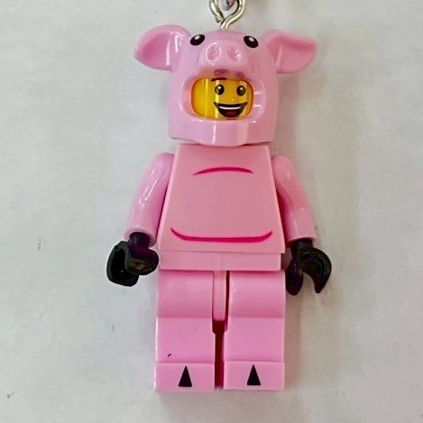 ブロックキーリング【ブタの着ぐるみを着た男】